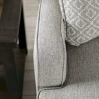 Divano a tre posti in tessuto grigio effetto lino, con cuscini decorativi, stile transizionale