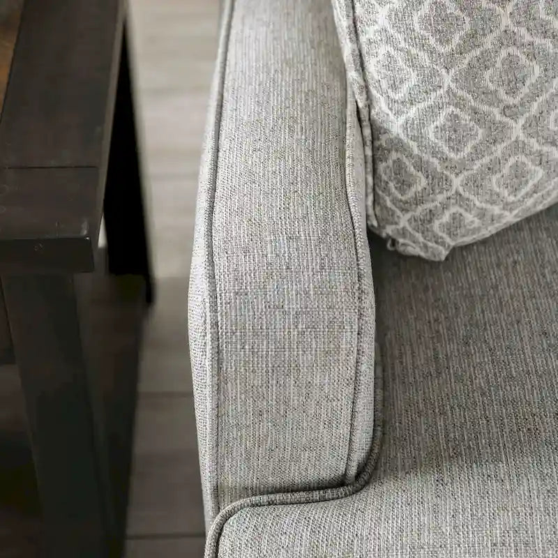 Divano a tre posti in tessuto grigio effetto lino, con cuscini decorativi, stile transizionale