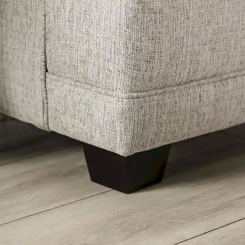 Divano a tre posti in tessuto grigio effetto lino, con cuscini decorativi, stile transizionale