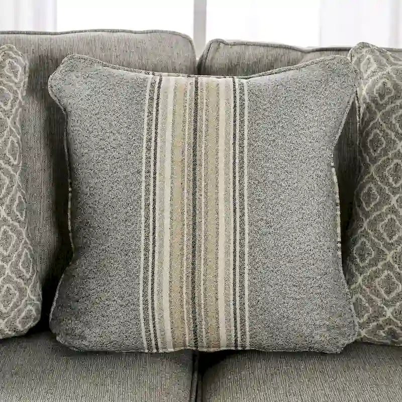 Divano a tre posti in tessuto grigio effetto lino, con cuscini decorativi, stile transizionale