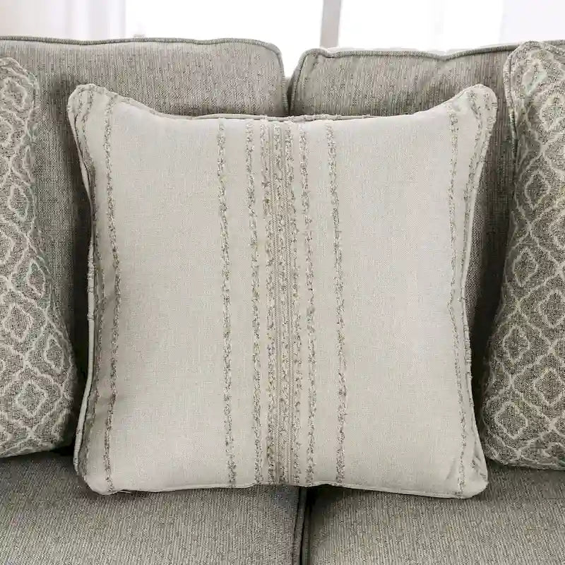 Divano a tre posti in tessuto grigio effetto lino, con cuscini decorativi, stile transizionale