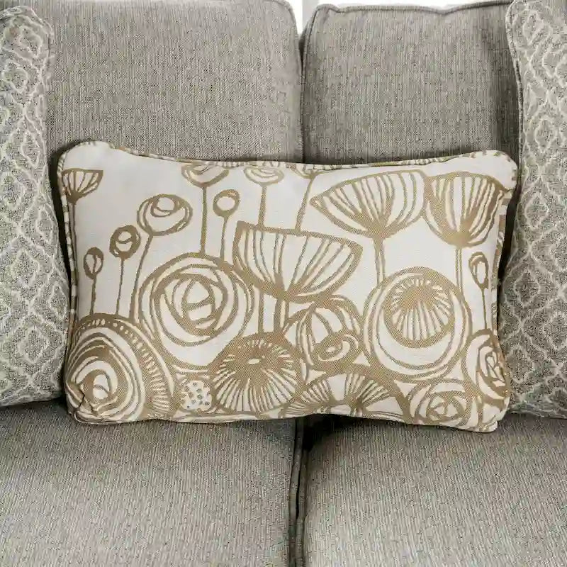 Divano a tre posti in tessuto grigio effetto lino, con cuscini decorativi, stile transizionale