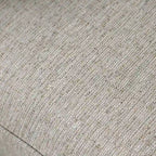 Divano a tre posti in tessuto grigio effetto lino, con cuscini decorativi, stile transizionale