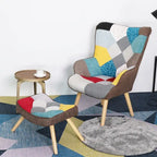 Poltrona accentata in lino blu/rosa/multicolore con pouf, seduta singola, poltrona con schienale alto curvo